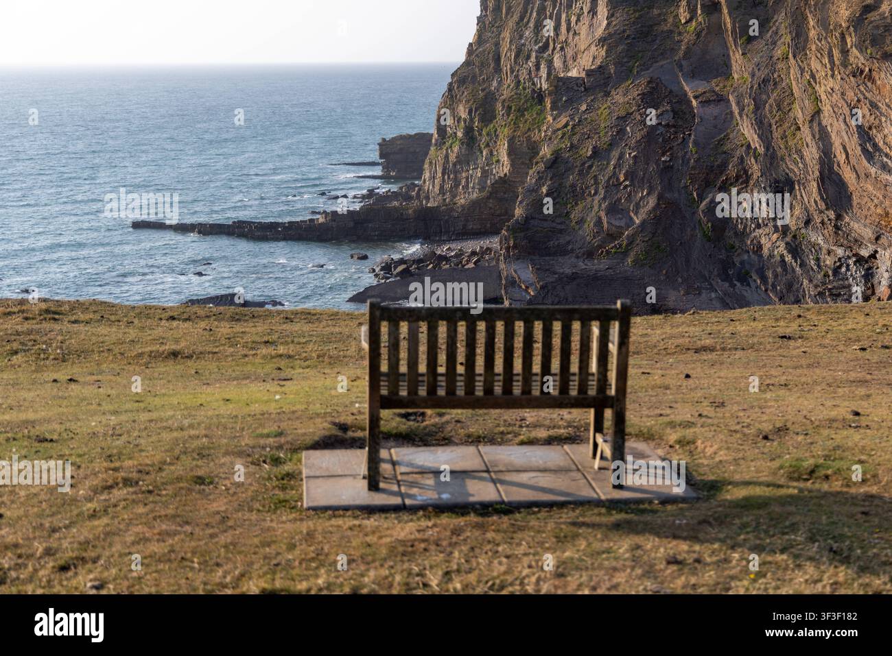 Cornwall 2026 Bude, England - 18.7.2026: Eine Bank zum Verweilen steht an den Klippen und Küstenpfade von Bude in Cornwall. England Stockfoto