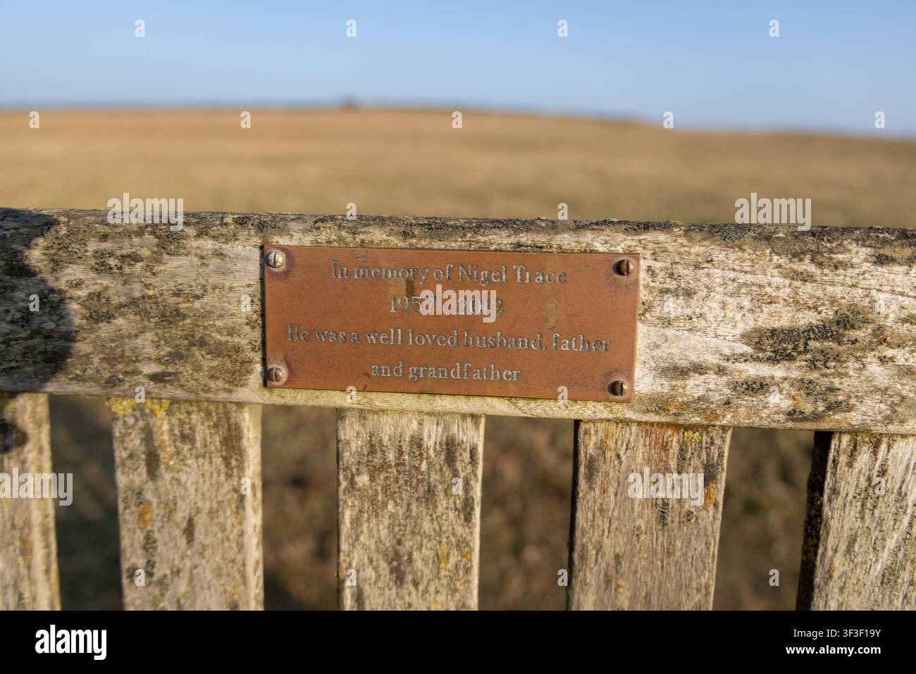 Cornwall 2026 Bude, England- 18.7.2026: Erinnerung an einen Verstorbenen an einer Bank zum Verweilen steht an den Klippen und Küstenpfade von Bude in Cornwall. England Stockfoto