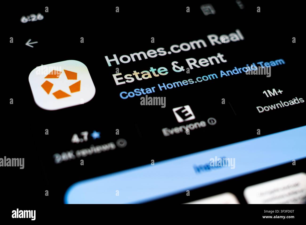Smartphone zeigt die Homes.com-App im Google Play Store an Stockfoto