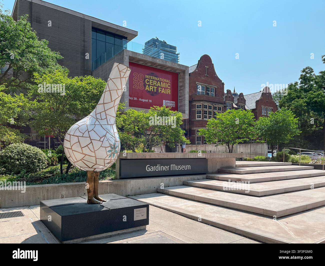 Toronto, Ontario, Kanada – 17. Juli 2026: Eingang des Gardiner Museums mit großer weißer Keramik-Skulptur „Geknackter Weizen“ von Shary Boyle und rotem Internation Stockfoto