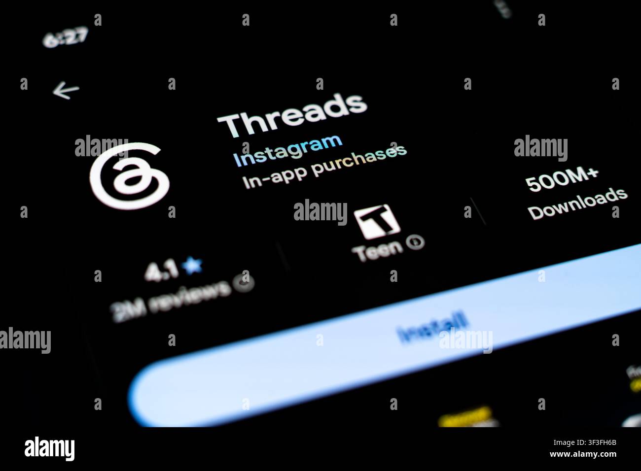 Threads, eine Instagram-App, App-Listing, der auf einem Smartphone-Bildschirm im Google Play Store angezeigt wird Stockfoto