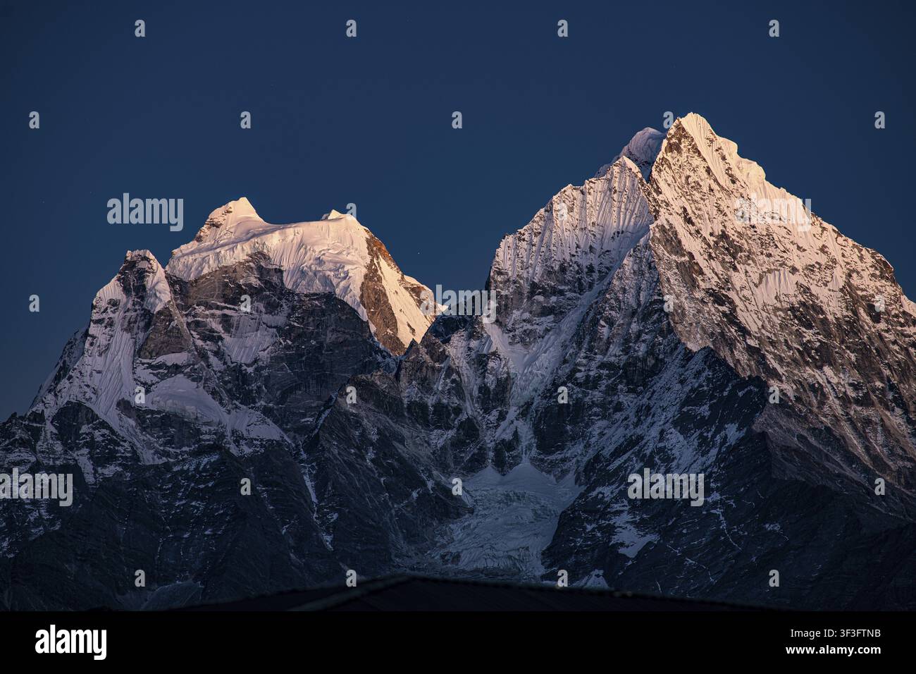 Schneebedeckte Berge Kangtega, 6783 m und Thamserku, 6623 m, im Abendlicht, Solu Khumbu, Everest-Region, Himalaya, Nepal Stockfoto