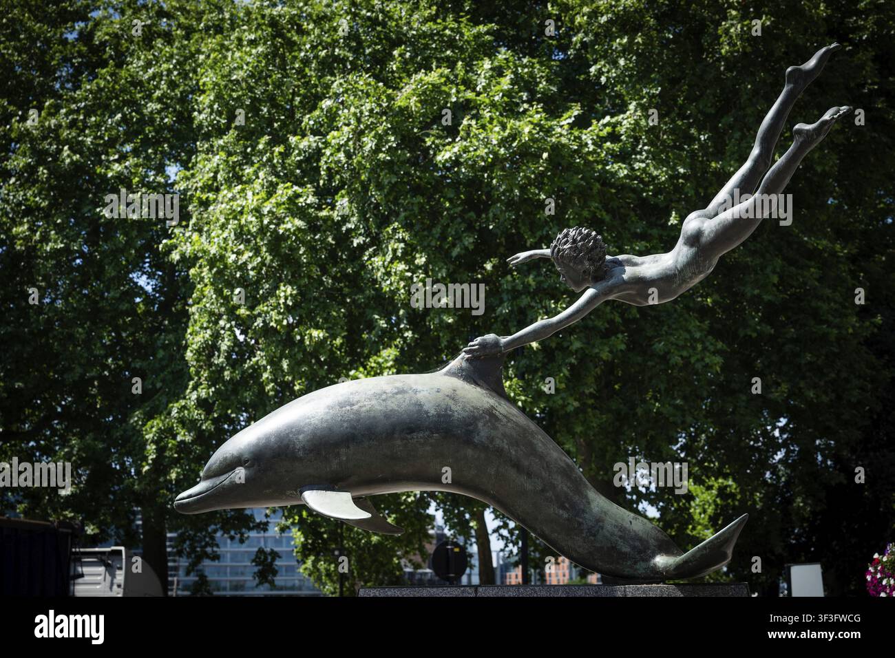 Moderne Skulptur Junge mit Delphin von David Wynne, Chelsea Embankment, London, Großbritannien, England, Großbritannien Stockfoto