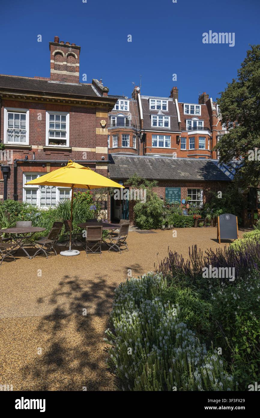 Viktorianische Stadthäuser an der Royal Hospital Road, Chelsea Physic Garden Eingangsbereich mit Restaurant, historischer botanischer Garten, ältester botanischer Garten i Stockfoto
