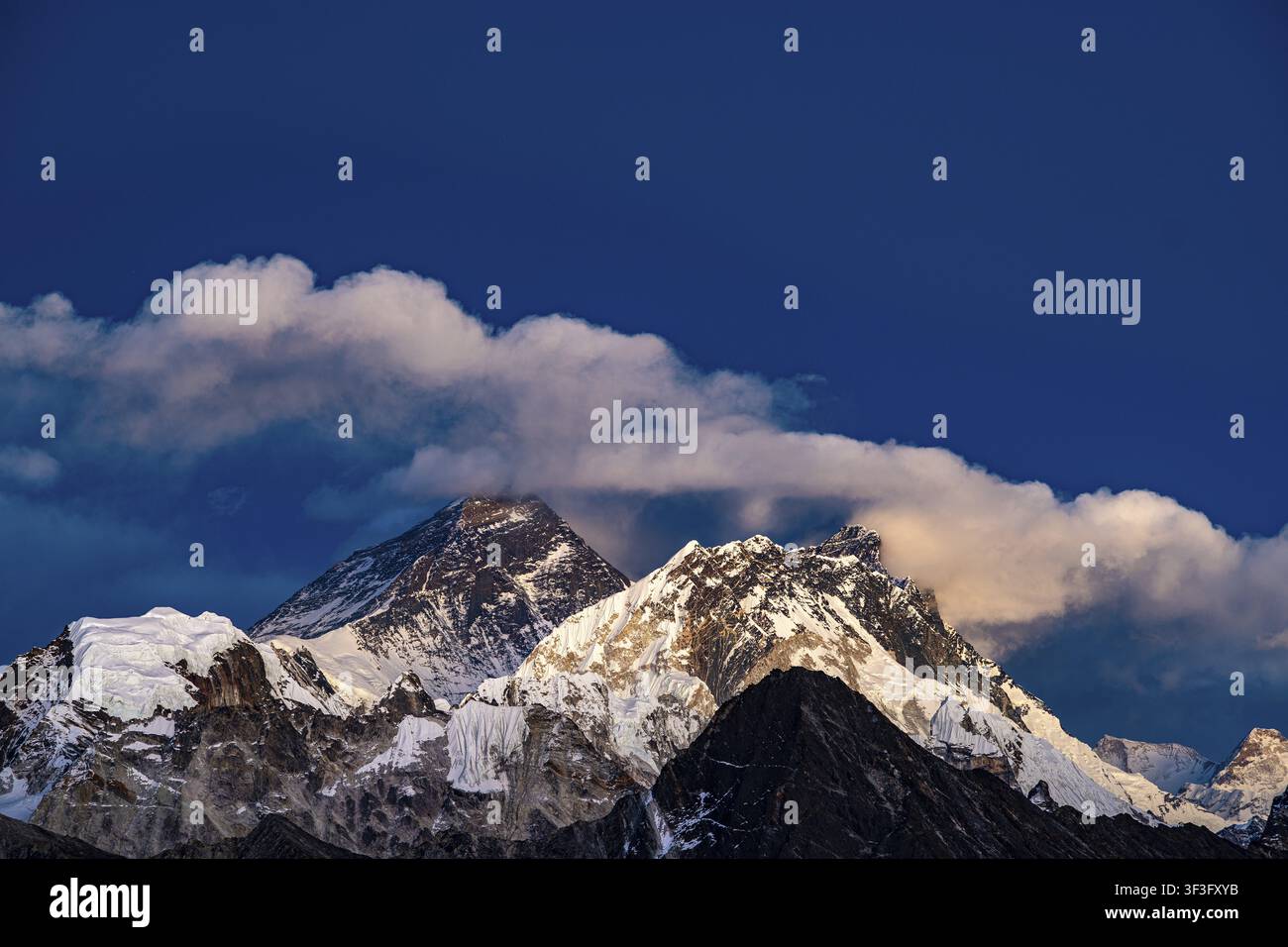 Blick auf den Mount Everest und Lhotse vom Renjo La Pass, 5360 m, Solu Khumbu, Himalaya, Nepal Stockfoto