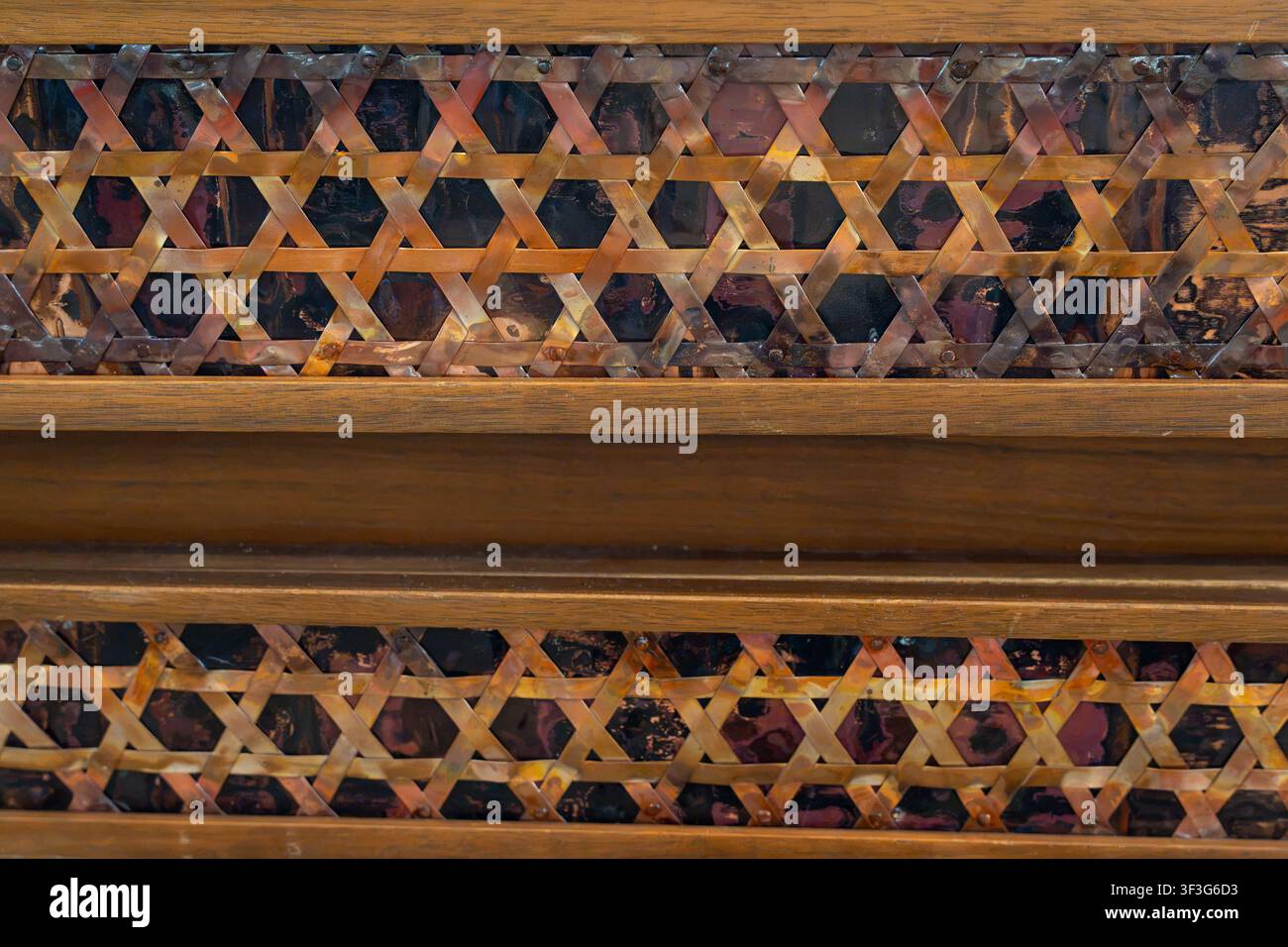 Dekoratives gewebtes Muster auf Holz mit einem Davidstern-Design, das traditionelle jüdische Symbolik mit handwerklicher Textur verbindet Stockfoto