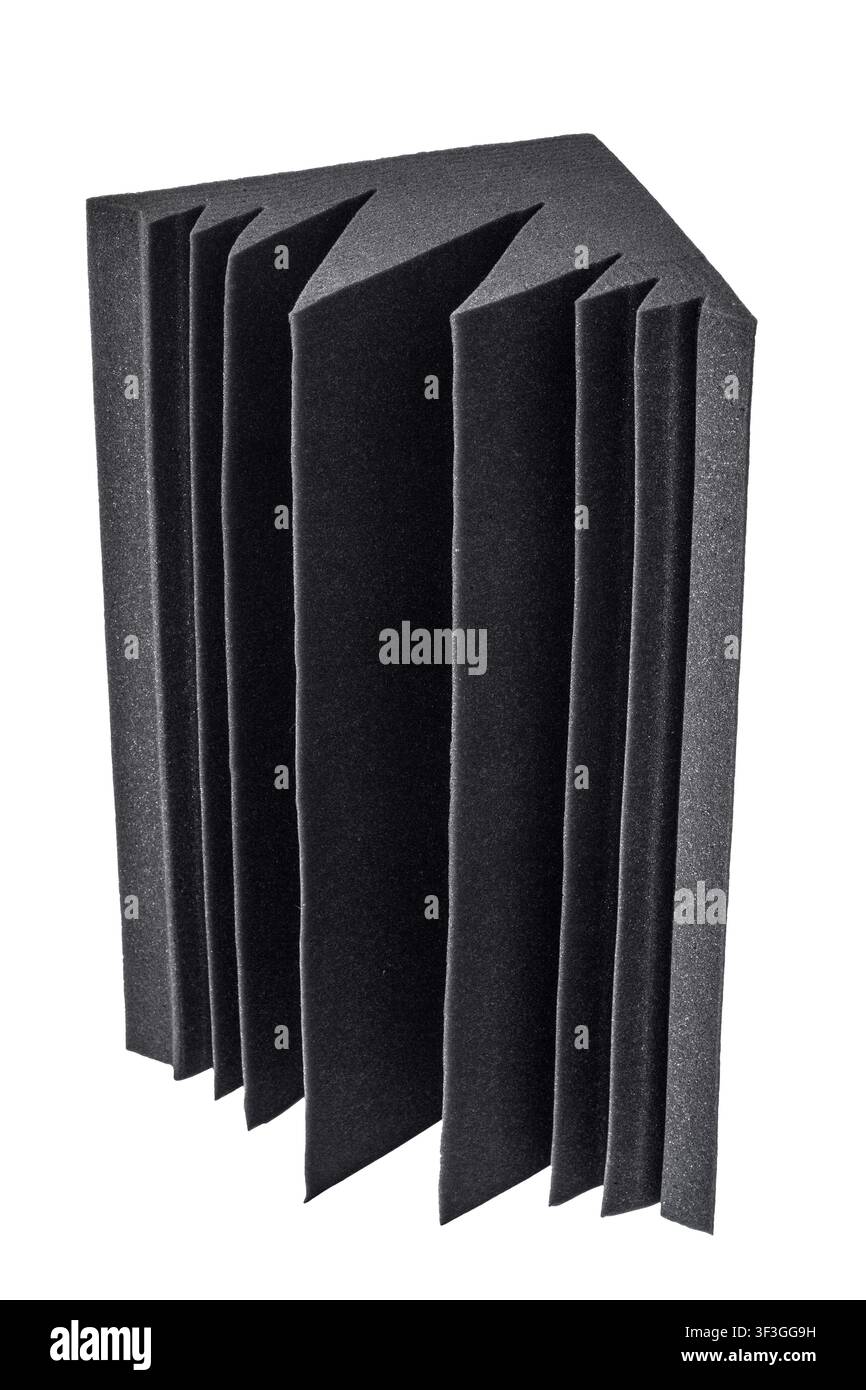 Akustikschaum für die Gestaltung des Aufnahmestudios. Eckbassfalle. Bassfalle auf weißem Hintergrund. Stockfoto