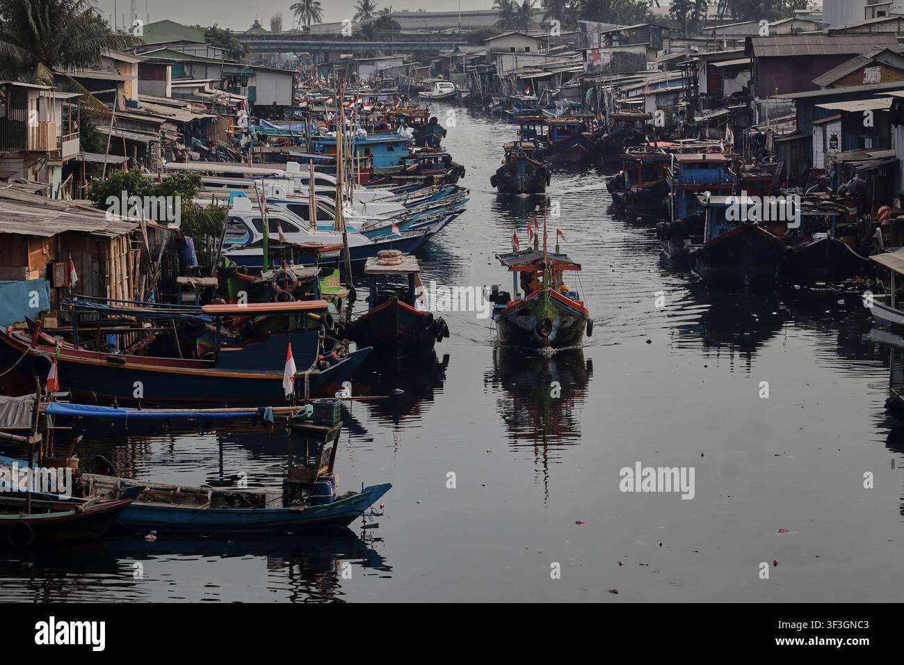 Indonesien startet Aktionsplan für Kleinfischerei JAKARTA, INDONESIEN 24. JULI 2026: Fischer tragen ihren Fang im Gebiet Kampung Nelayan an der Küste von Cilincing in Jakarta. Das Ministerium für Meeresangelegenheiten und Fischerei Indonesiens hat den Nationalen Aktionsplan für die Bewirtschaftung der Kleinfischerei RAN PPSK gestartet, der darauf abzielt, die Lebensgrundlage von Kleinfischern durch Fischereimanagement, Verbesserungen der Lieferkette und kooperative Governance im Rahmen der Ernährungssicherheitsstrategie des Landes zu stärken. JAKARTA Indonesien Copyright: x xMuhammadxRizkyxFebriansyahx/xJNAxPressx Stockfoto