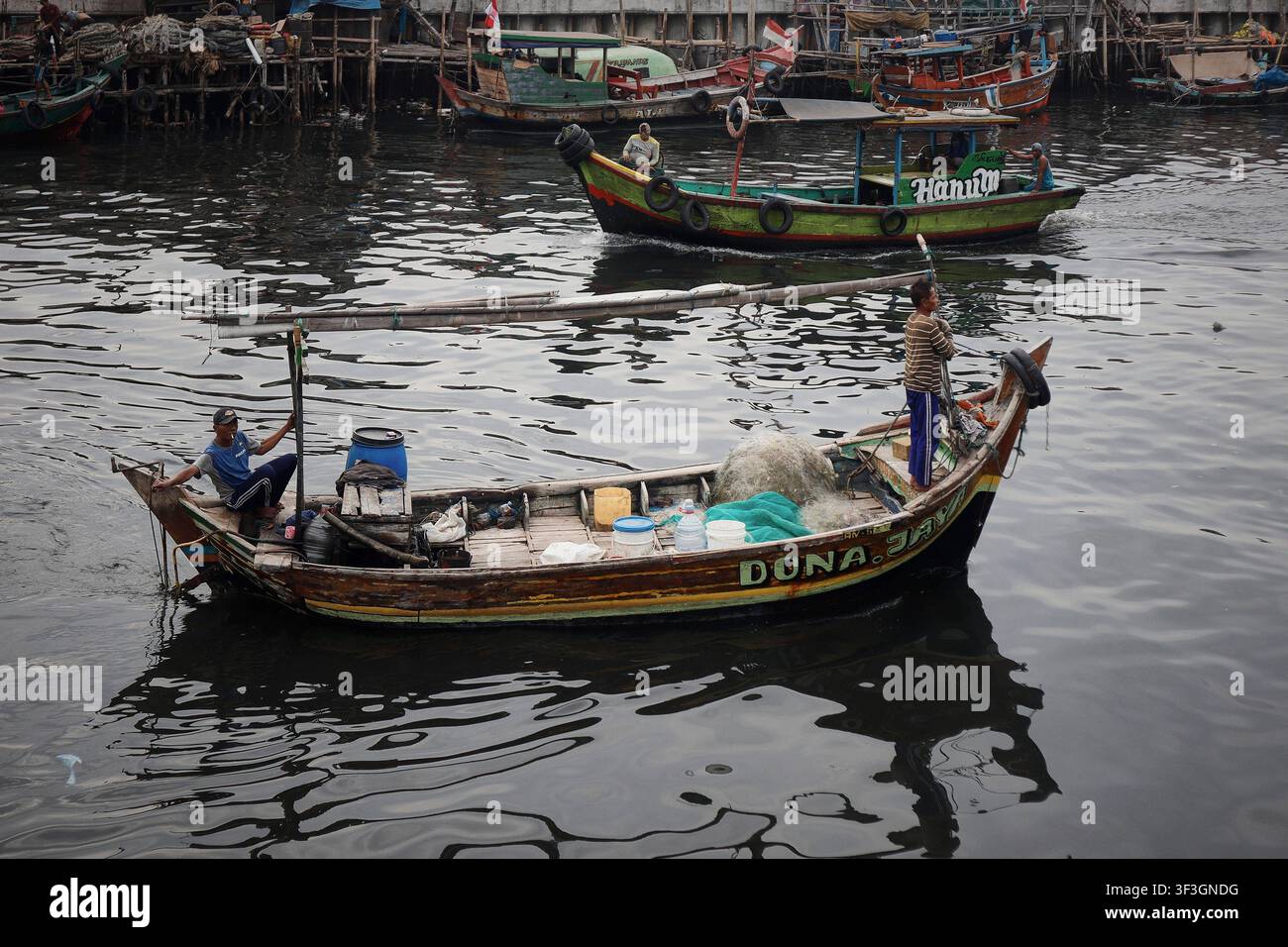 Indonesien startet Aktionsplan für Kleinfischerei JAKARTA, INDONESIEN 24. JULI 2026: Fischer tragen ihren Fang im Gebiet Kampung Nelayan an der Küste von Cilincing in Jakarta. Das Ministerium für Meeresangelegenheiten und Fischerei Indonesiens hat den Nationalen Aktionsplan für die Bewirtschaftung der Kleinfischerei RAN PPSK gestartet, der darauf abzielt, die Lebensgrundlage von Kleinfischern durch Fischereimanagement, Verbesserungen der Lieferkette und kooperative Governance im Rahmen der Ernährungssicherheitsstrategie des Landes zu stärken. JAKARTA Indonesien Copyright: x xMuhammadxRizkyxFebriansyahx/xJNAxPressx Stockfoto