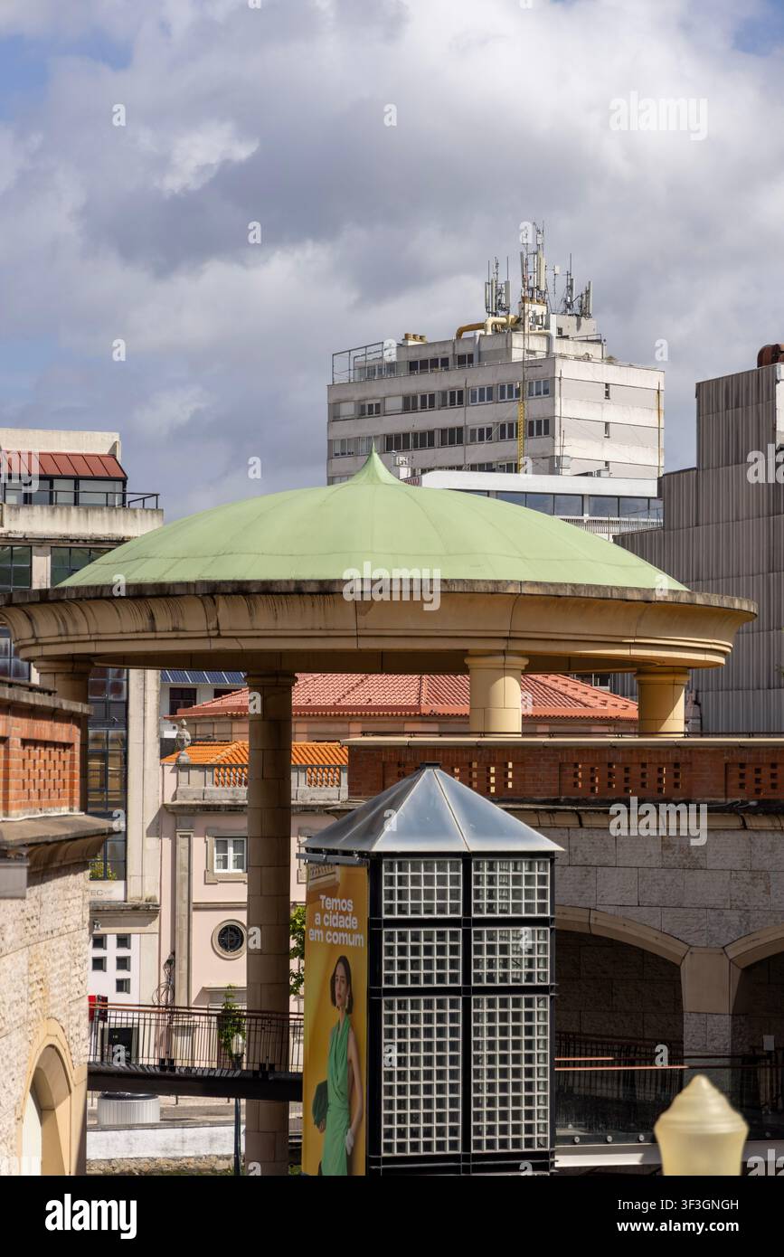 Aveiro, Portugal - 10. Mai 2026: Architekturdetails des Forum Aveiro-Einkaufszentrumskomplexes mit Betonstützen und Terrasse am Praça Rua Batalhão Caçadores. Stockfoto