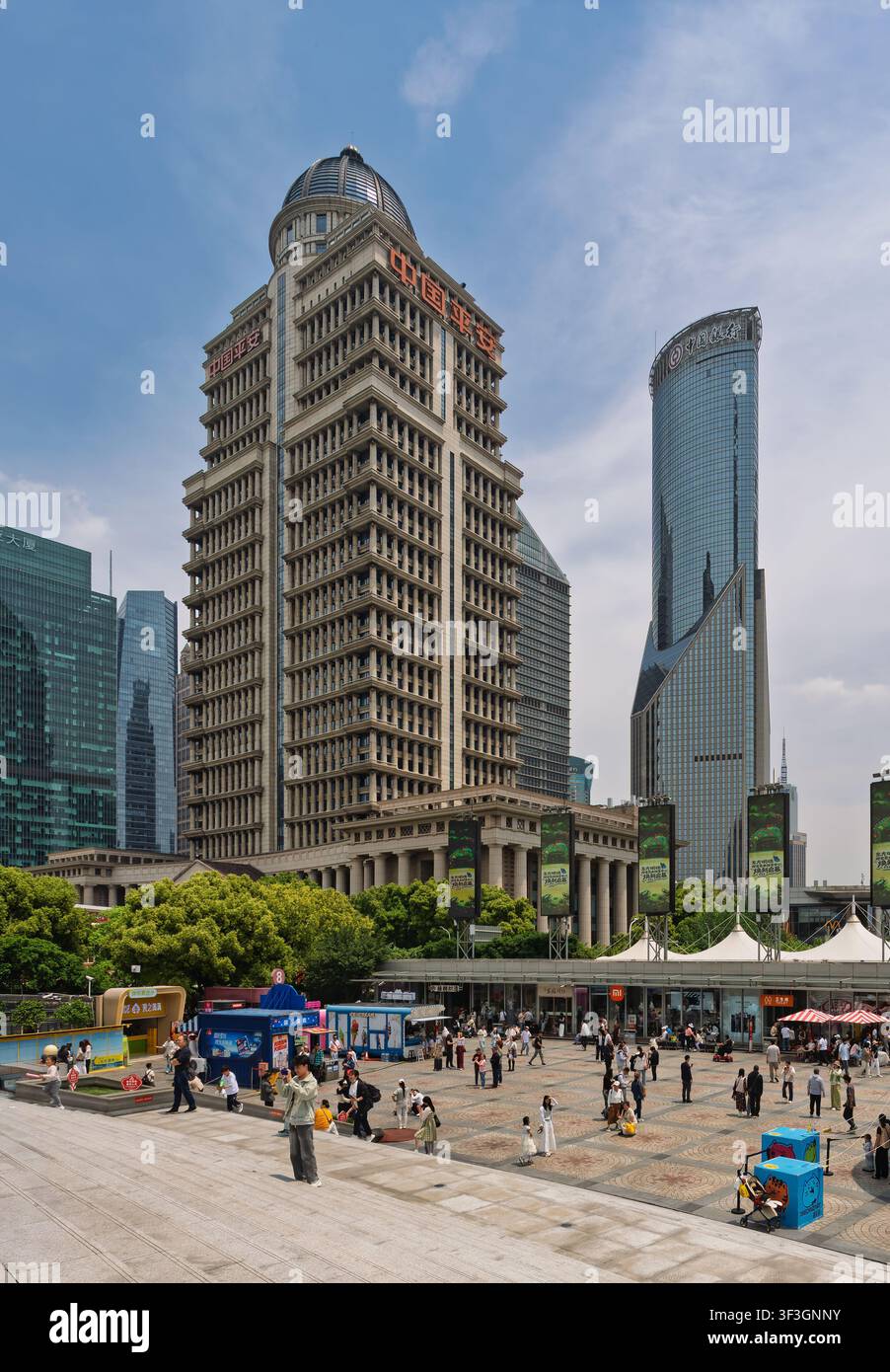 Shanghai, China – 4. Mai 2026: Blick auf das Ping An Finance Centre und den Bank of Communications Tower von einem belebten öffentlichen Platz im Finanzdistrikt Lujiazui an einem sonnigen Tag Stockfoto