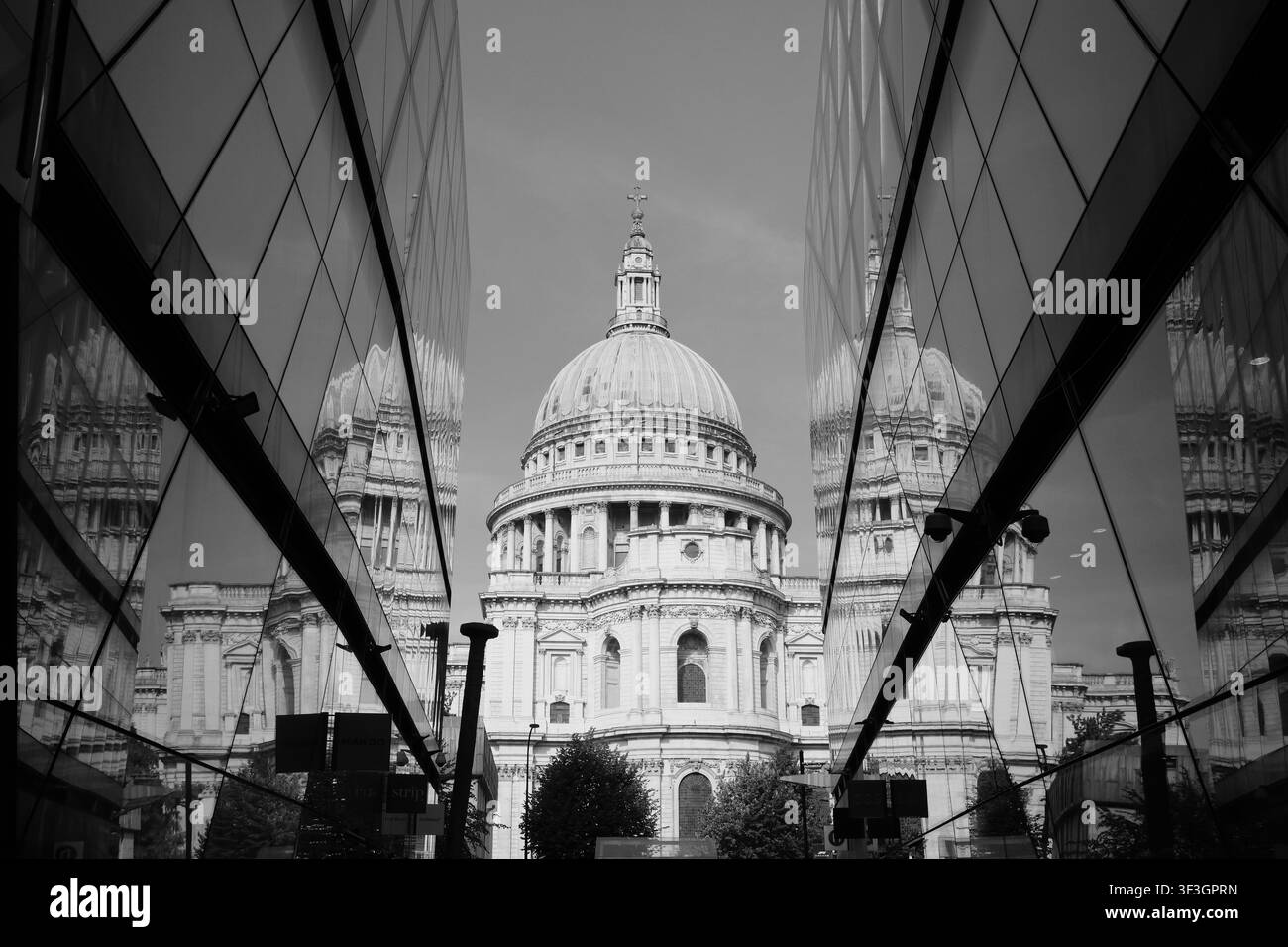 Reflexionen von St. Paul‘s Stockfoto