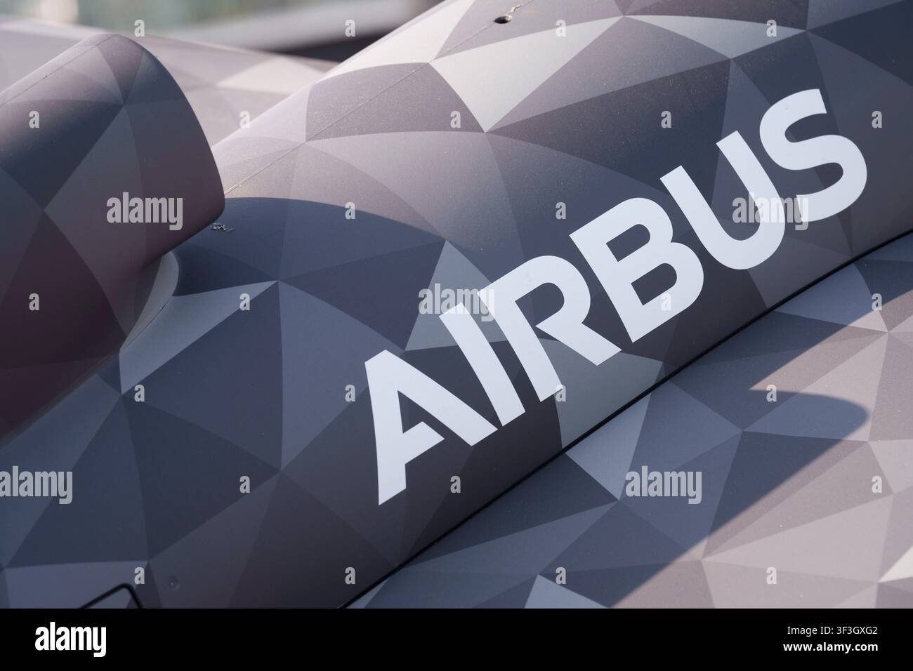 Ein Detail des Airbus-Logos auf seiner U680 'Bird of Prey' auf der Farnborough International Air Show am 20. Juli 2026 in Farnborough, England. Die Airbus U680 Bird of Prey ist ein unbemannter Drohnen-Abfänger, der entwickelt wurde, um massierte Luftbedrohungen zu bekämpfen, indem sie mehrere mittelgroße Einweg-Angriffsdrohnen angreift und neutralisiert. Das traditionelle 60/40-Commercial/Defence-Verhältnis von Farnborough hat sich aufgrund der laufenden Kriege in der Ukraine und im Iran auf fast 50/50 verlagert. Stockfoto