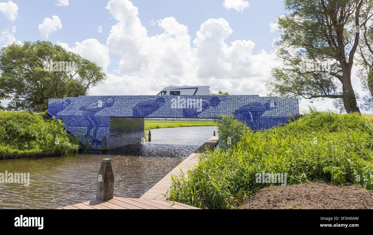 Gytsjerk, Niederlande – 9. Jun 2026: Wohnmobil passiert die berühmte Brücke des niederländischen Elf-Städte-Eislauf-Tour-Monuments (Friese Elfstedentocht) Stockfoto