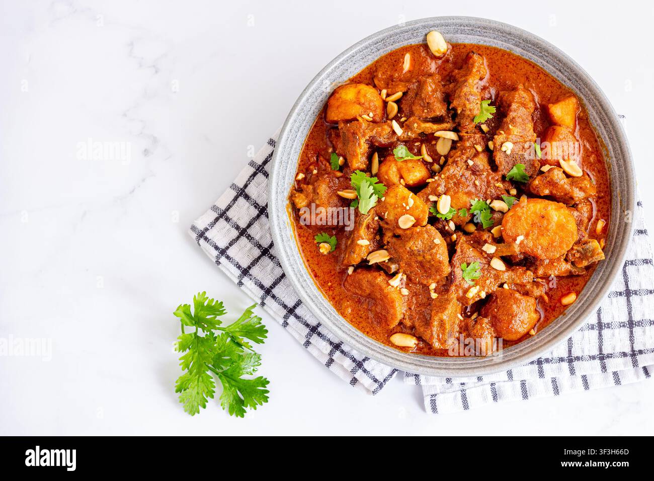 Oberblick auf thailändisches Lamm-Massaman-Curry Stockfoto