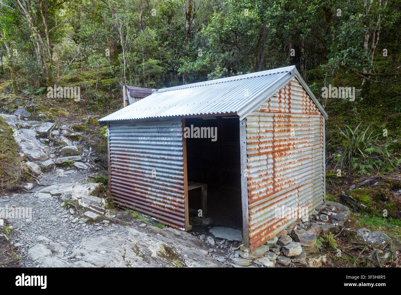 Das historische Hendes Hut, erbaut 1907, gelegen im Westland-Nationalpark, Neuseeland Stockfoto