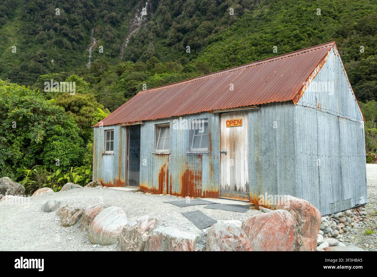 Die Defiance Hut, eine historische Bergsteigerunterkunft, die ursprünglich 1912 erbaut wurde, Franz Josef, Südinsel, Neuseeland Stockfoto