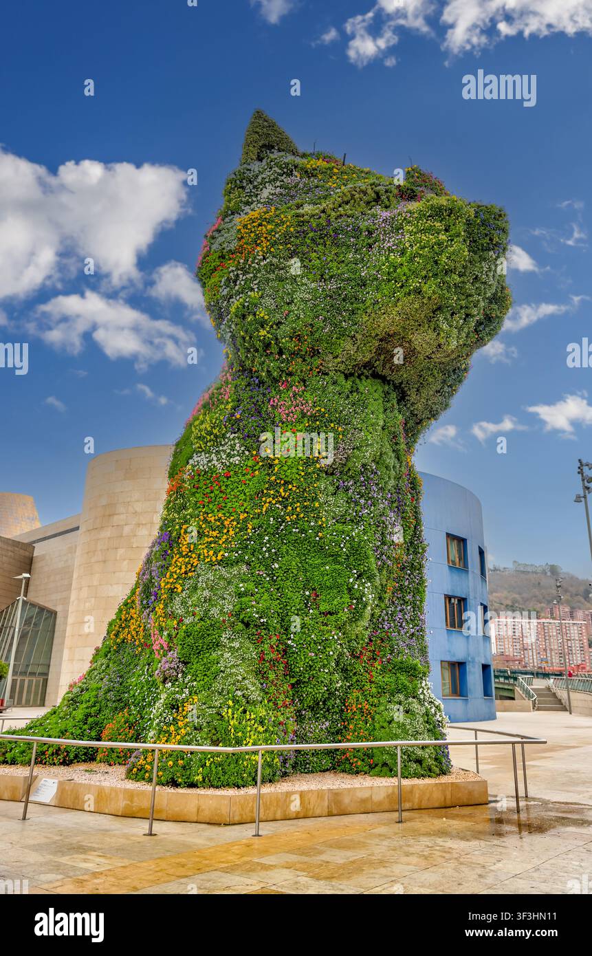 Puppy (1992) von Jeff Koons vor dem Guggenheim Museum Bilbao in Bilbao, Baskenland, Spanien. Stockfoto