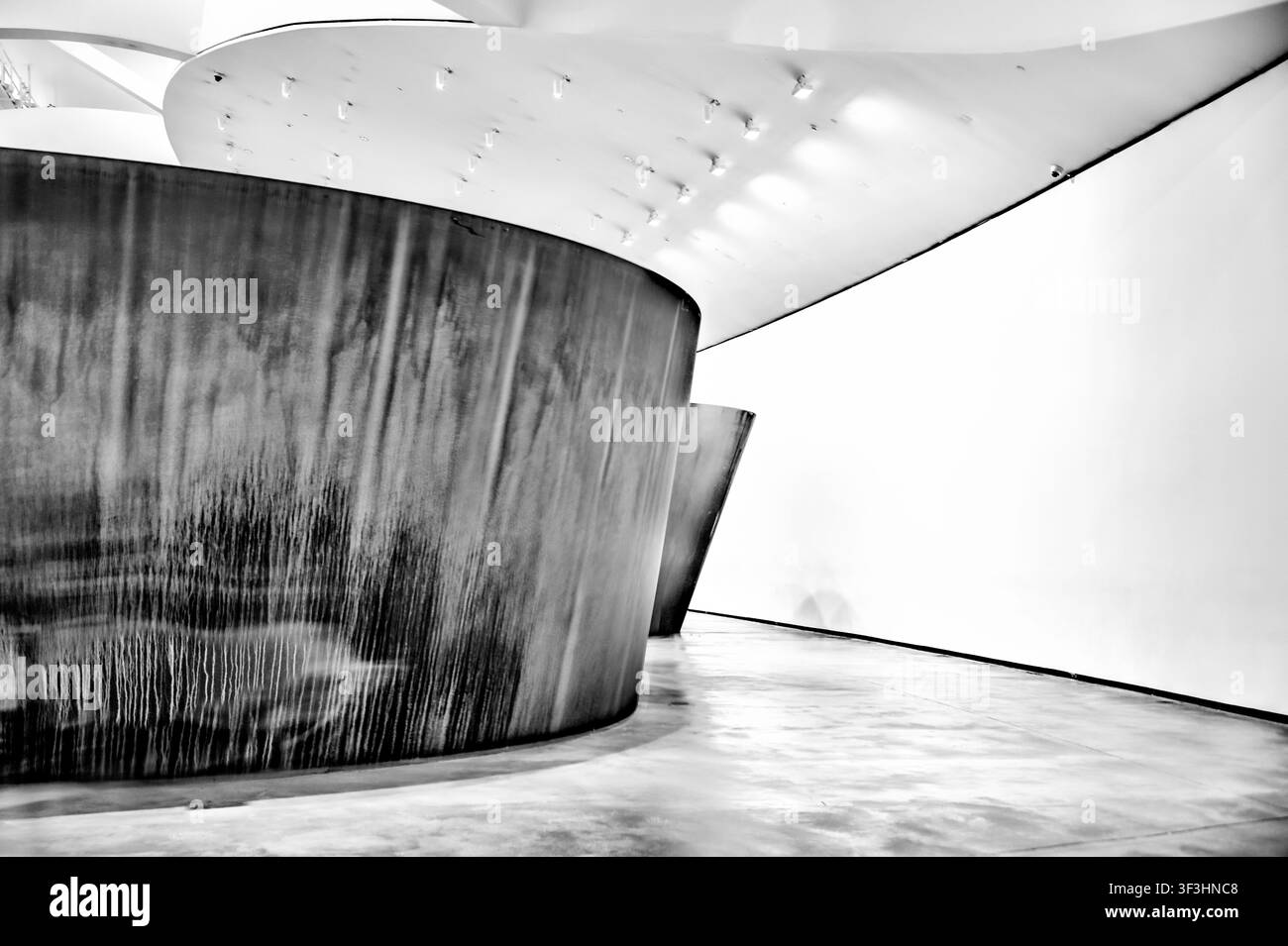 Ein Überblick über die Innengalerie des Guggenheim Museums Bilbao, der eine massive gebogene Wetterstahl-Skulptur aus Richard Serras The Matt zeigt Stockfoto