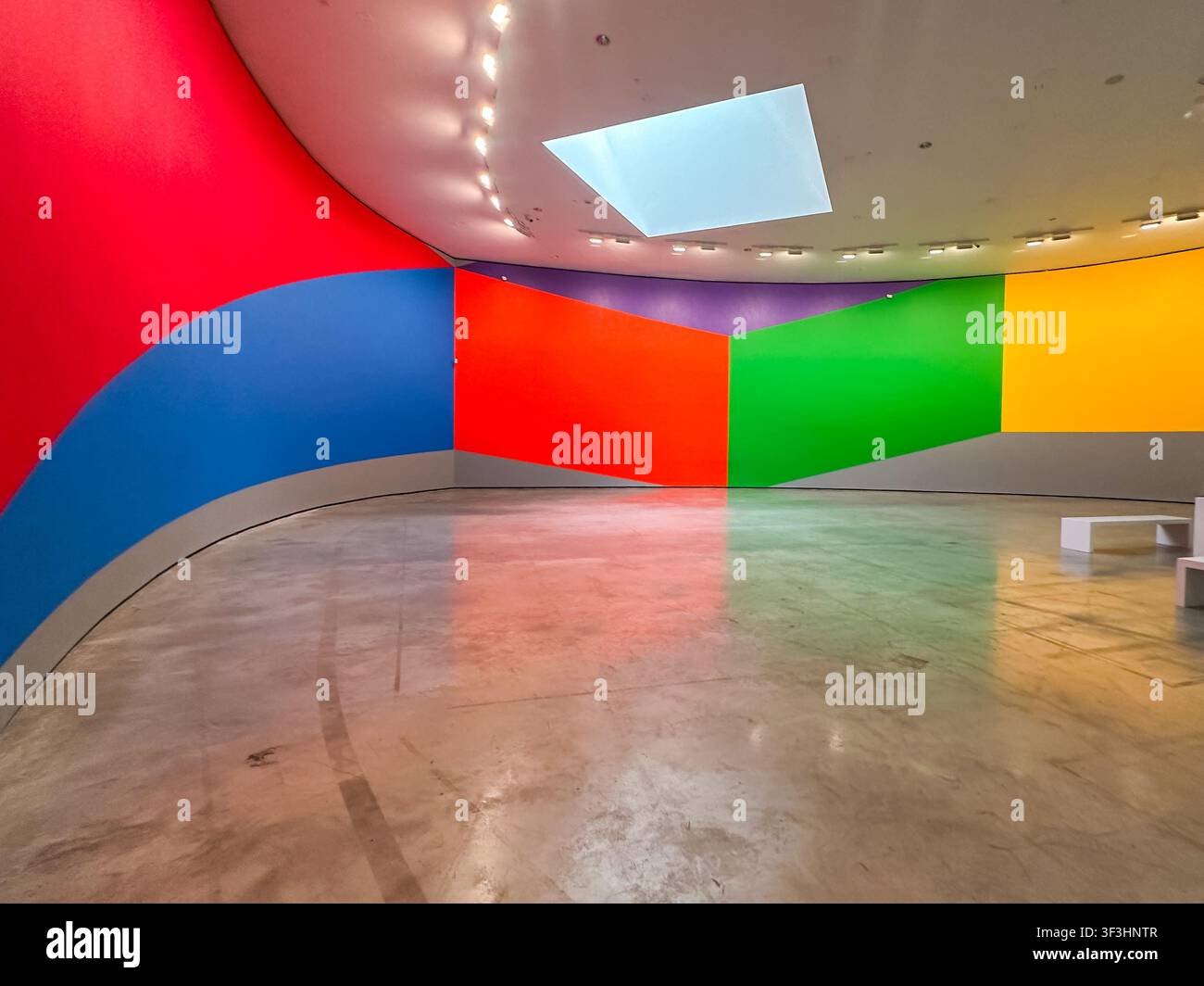 Farbenfrohe zeitgenössische Kunstinstallation im Guggenheim-Museum Bilbao in Bilbao, Spanien. Stockfoto
