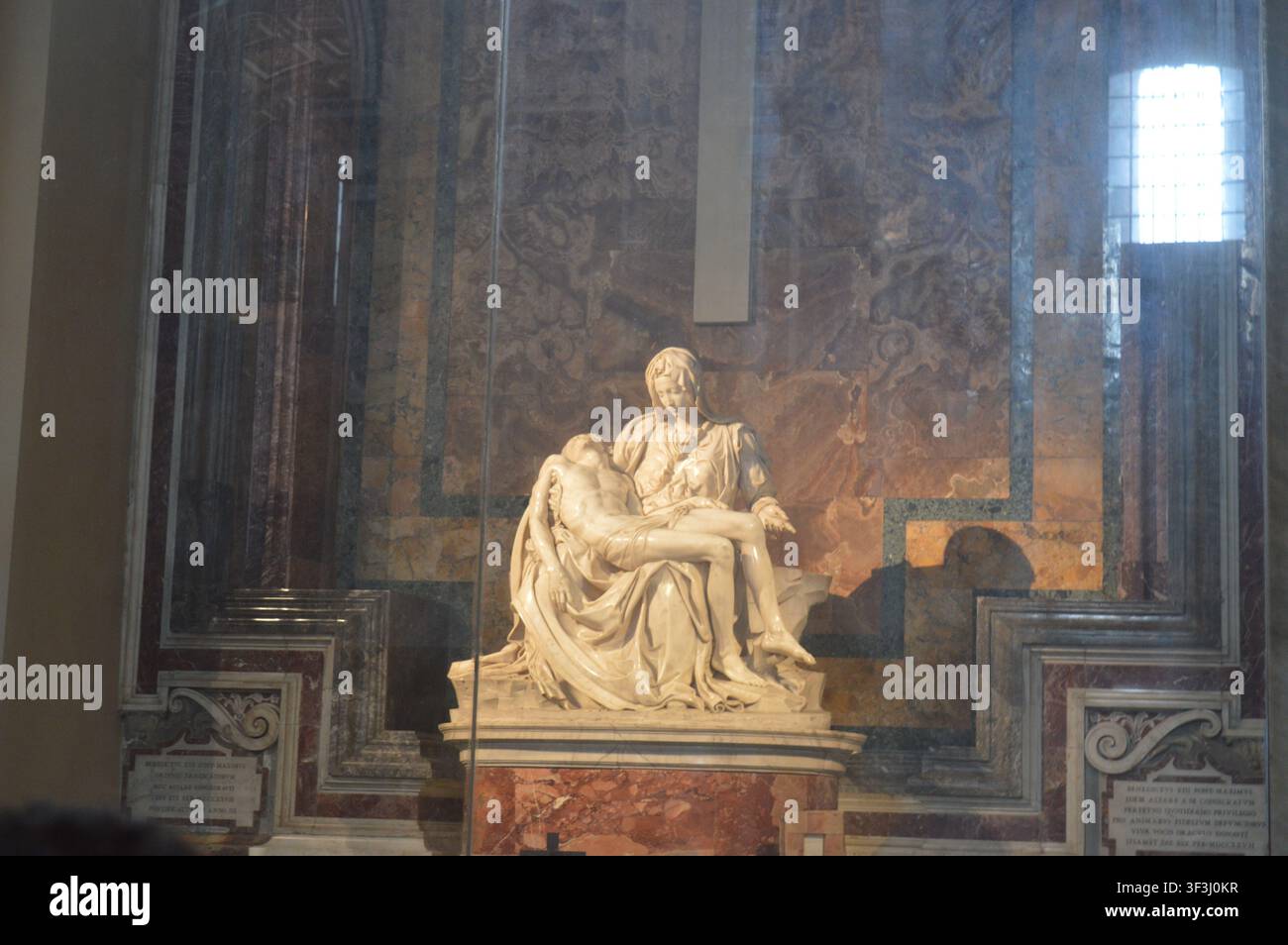 Michelangelos berühmtes Marmor-Meisterwerk, die Pietà, die die Jungfrau Maria zeigt, wie sie den Leib von Jesus Christus hält Stockfoto