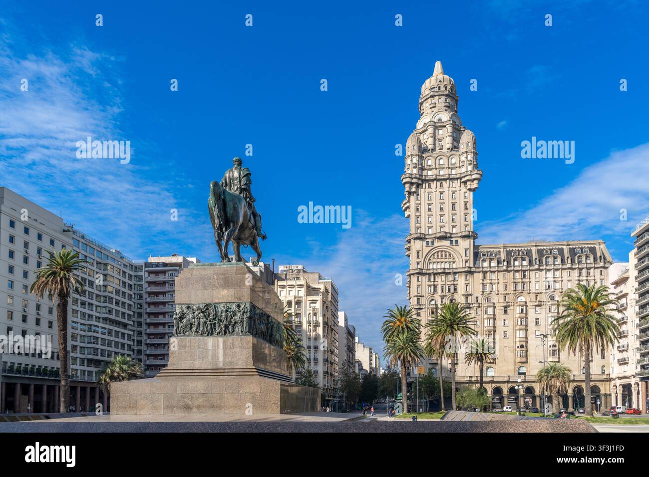 Ein klassischer Blick auf die Plaza Independencia in Montevideo, Uruguay. Der ikonische Wolkenkratzer Palacio Salvo erhebt sich im Hintergrund hinter dem zentralen Platz fe Stockfoto