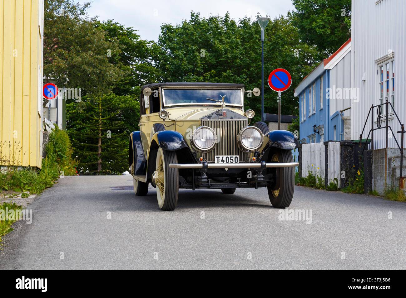Rolls Royce Phantom 1 Vintage-Klassiker fährt entlang der Straße in der alten Stadt Innlandet in Kristiansund, Norwegen, Skandinavien, Europa im Juli Stockfoto