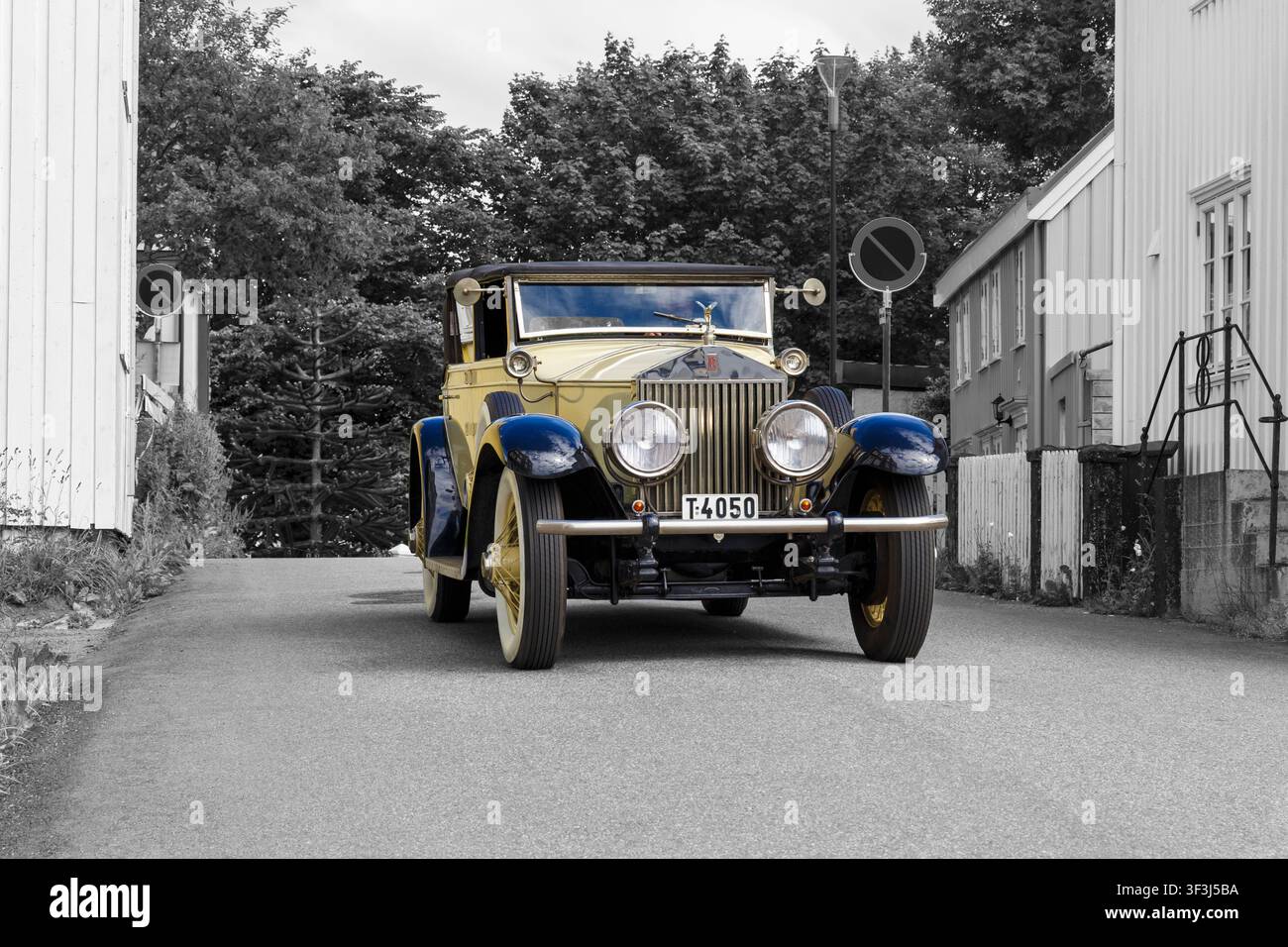 Rolls Royce Phantom 1 Vintage-Klassiker fährt entlang der Straße in der alten Stadt Innlandet in Kristiansund, Norwegen, Skandinavien, Europa im Juli Stockfoto