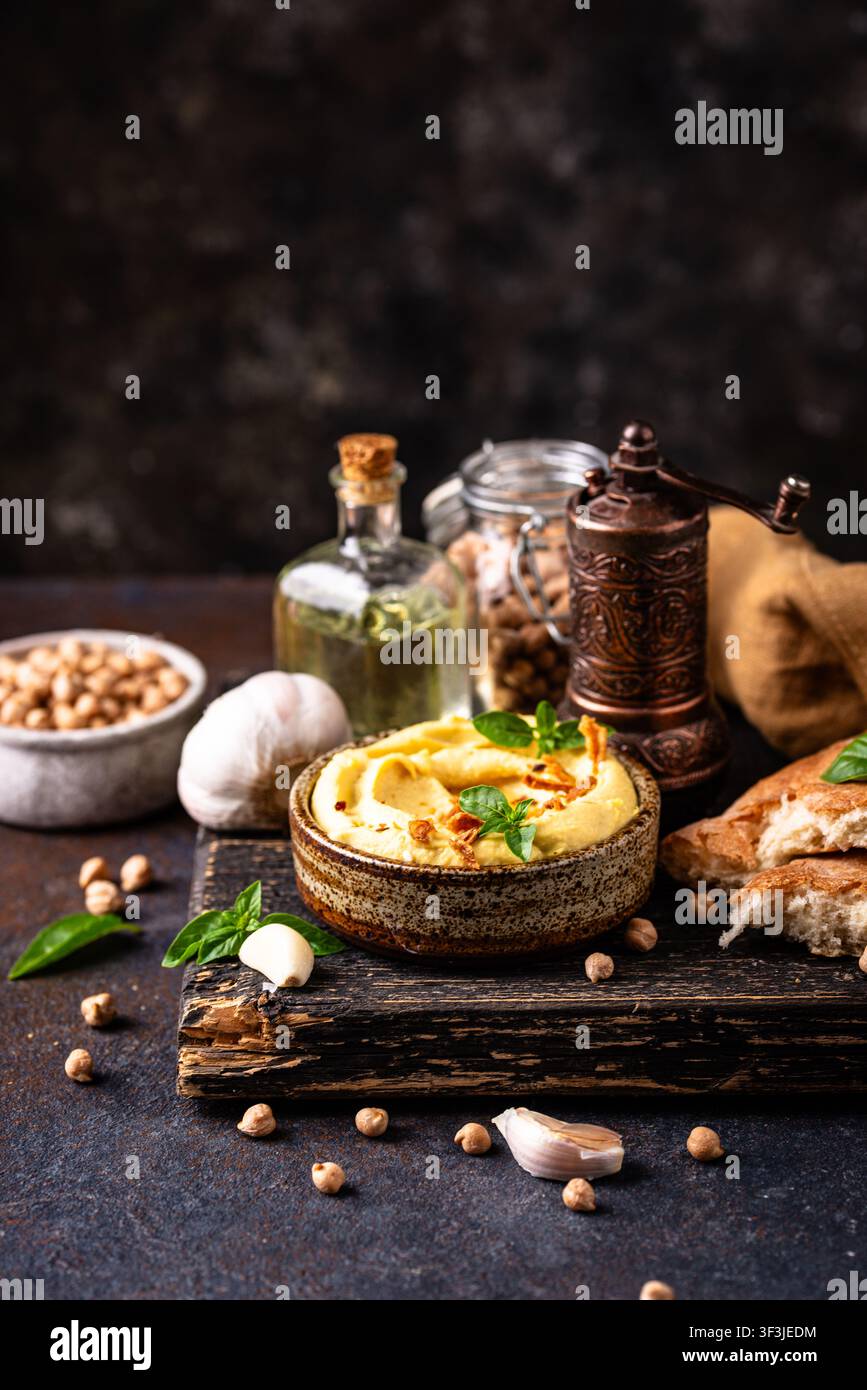 Traditioneller Hummus mit Kichererbsen, Paprika, Olivenöl Stockfoto