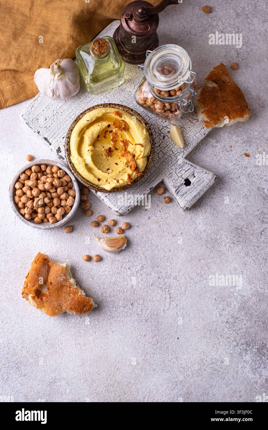 Traditioneller Hummus mit Kichererbsen, Paprika, Olivenöl Stockfoto