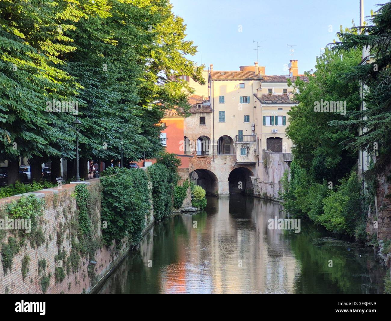 Blick auf den Rio-Kanal und die historischen Arkaden des Fischmarkts Giulio Romano in Mantua, Region Lombardei, Italien - Smartphone-aufgenommenes Stockfoto