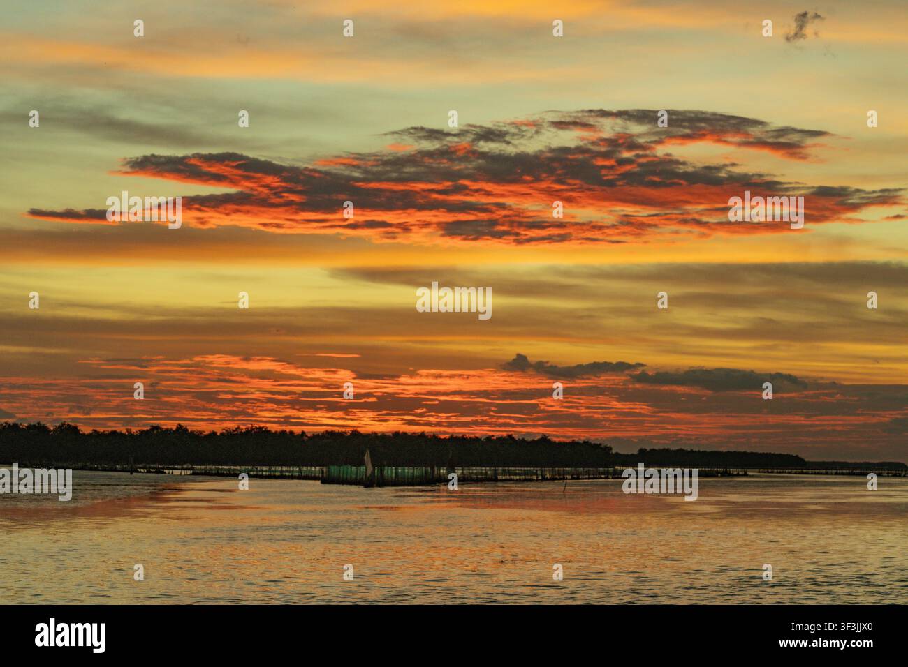 Lebhafte Sonnenuntergangsfarben spiegeln sich über der Tam-Giang-Lagune, Hue, Vietnam Stockfoto