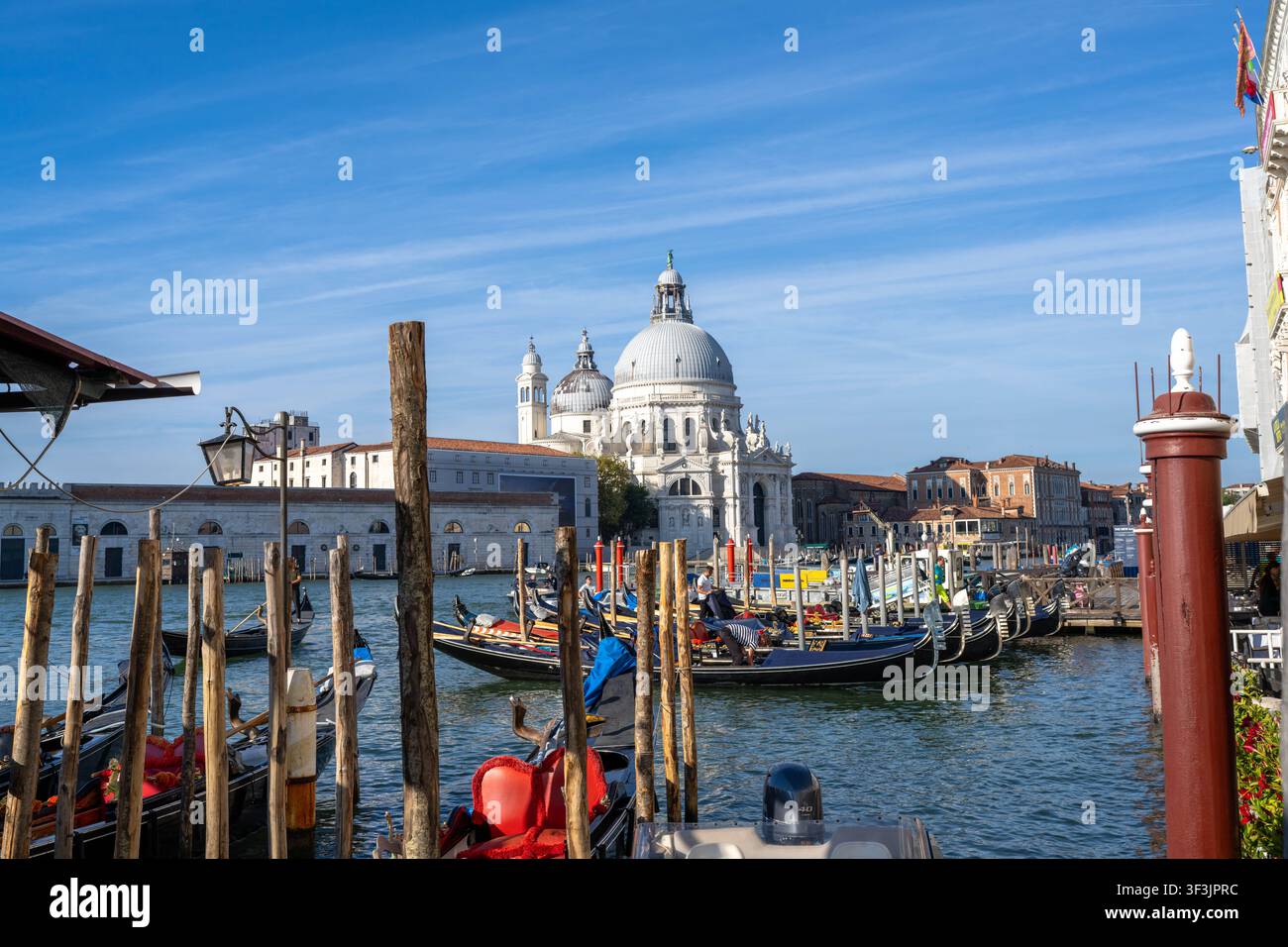 Venedig Italien - 3. September 2025: Basilica Santa Maria della Salute, gesehen durch eine Reihe von Gondeln in Venedig Italien Stockfoto