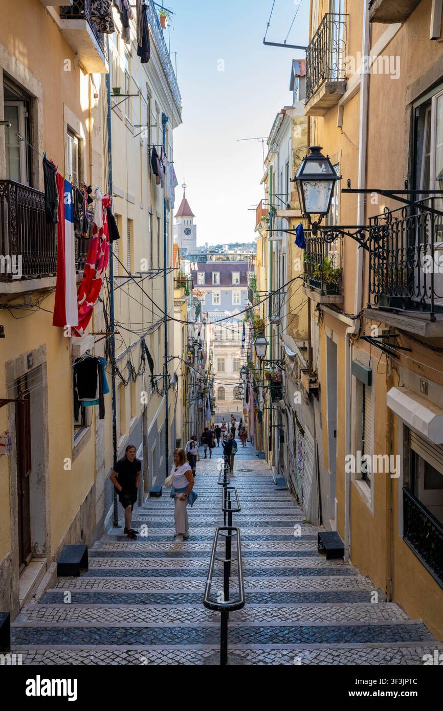 Lissabon Portugal - 29. September 2024: Eine schmale Fußgängerstraße mit steilen Treppen und historischen Gebäuden in Lissabon Portugal Stockfoto