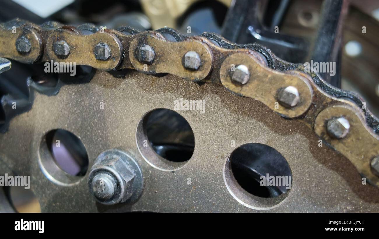 Detailliertes Bild eines Motorrad-Kettenantriebssystems mit metallischen Texturen und mechanischen Komponenten, geeignet für Automobil- und Ingenieurkonzepte Stockfoto