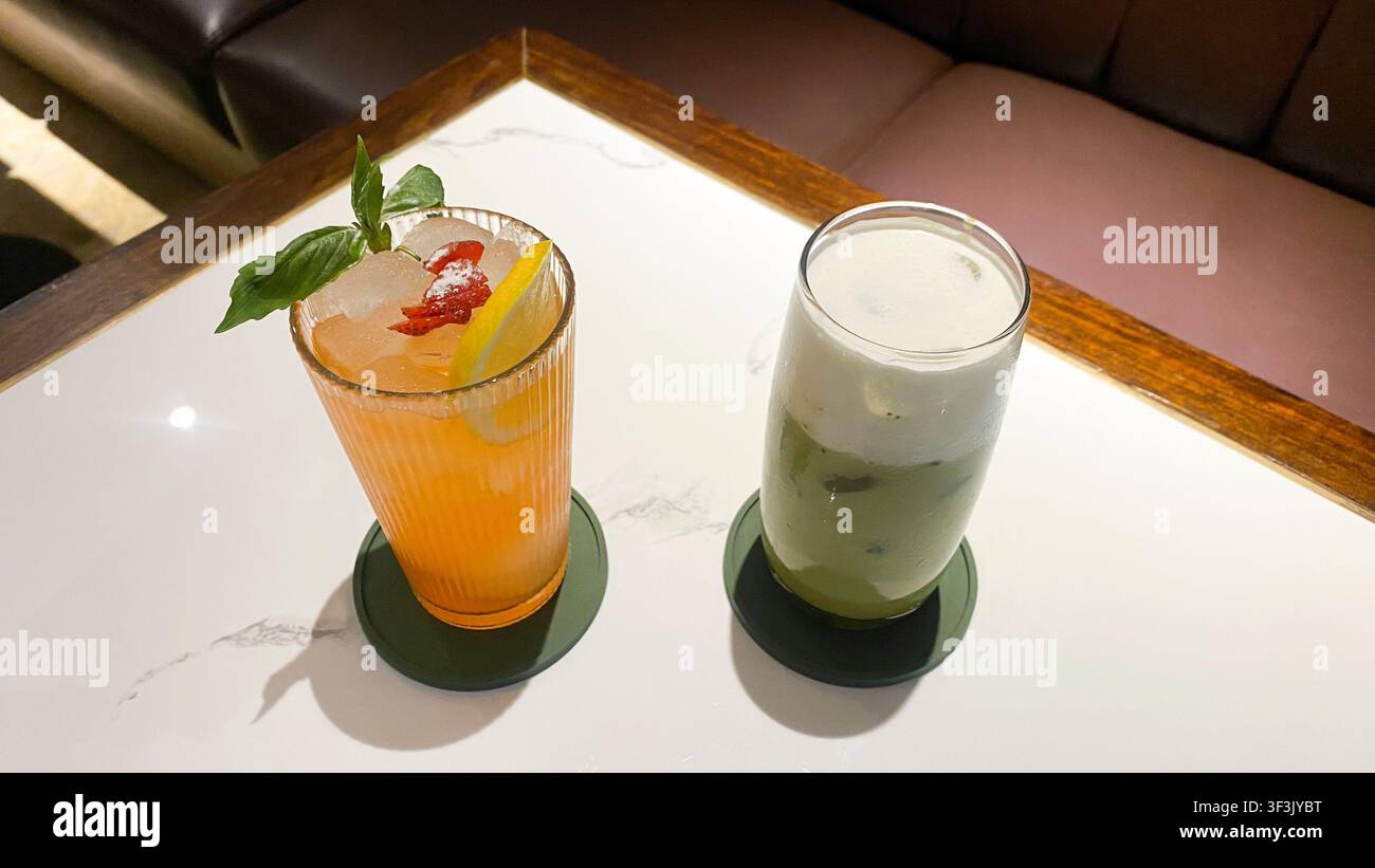Erfrischendes Matcha-Getränk, serviert in einem modernen Glas, mit lebendiger grüner Farbe und einer glatten Textur. Perfekt für Lifestyle und Café Stockfoto