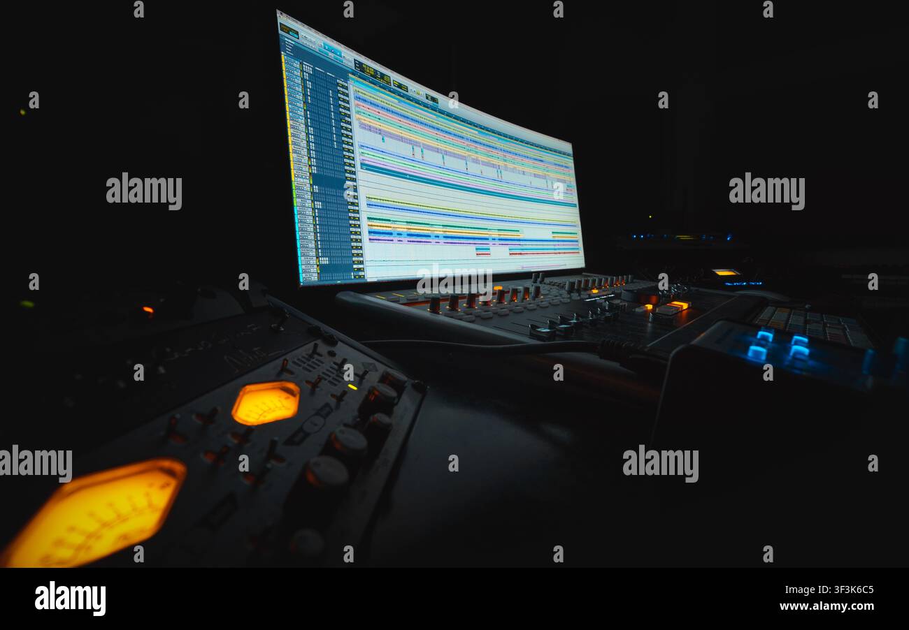 Heimstudio-Produktionseinrichtung im Dunkeln Stockfoto