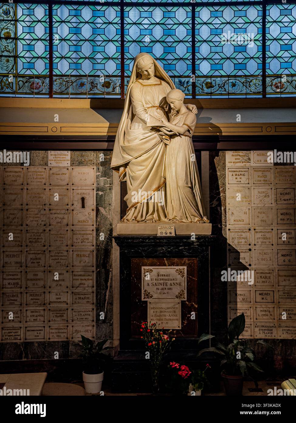 Eine Statue der Heiligen Anna in der Kapelle der Heiligen Anna, einer Seitenkapelle in der Église Saint-Sulpice in Paris, Frankreich Stockfoto