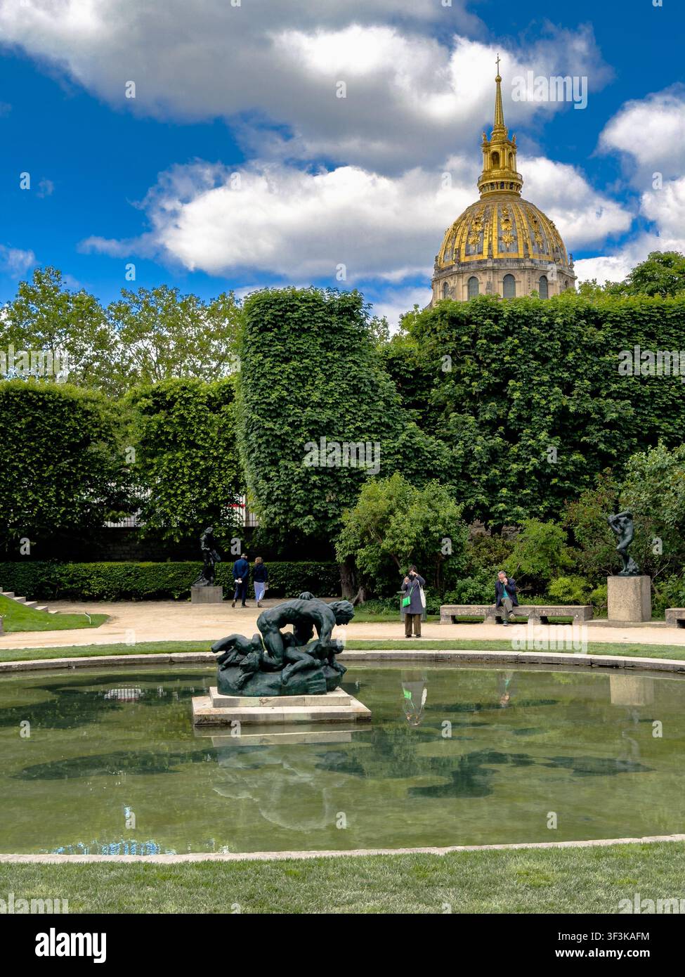 Skulpturen von Auguste Rodin um einen Zier Teich im Skulpturengarten des Musée Rodin und der Dôme des Invalides im Hintergrund in Paris Stockfoto