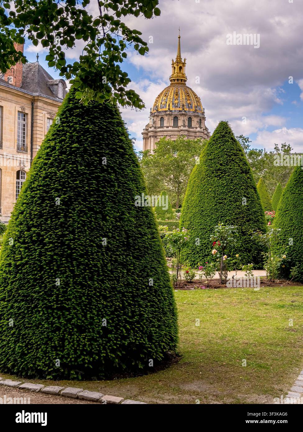 Die goldene Kuppel des Hôtel national des Invalides, vom Skulpturengarten des Musée Rodin, Paris, Frankreich Stockfoto