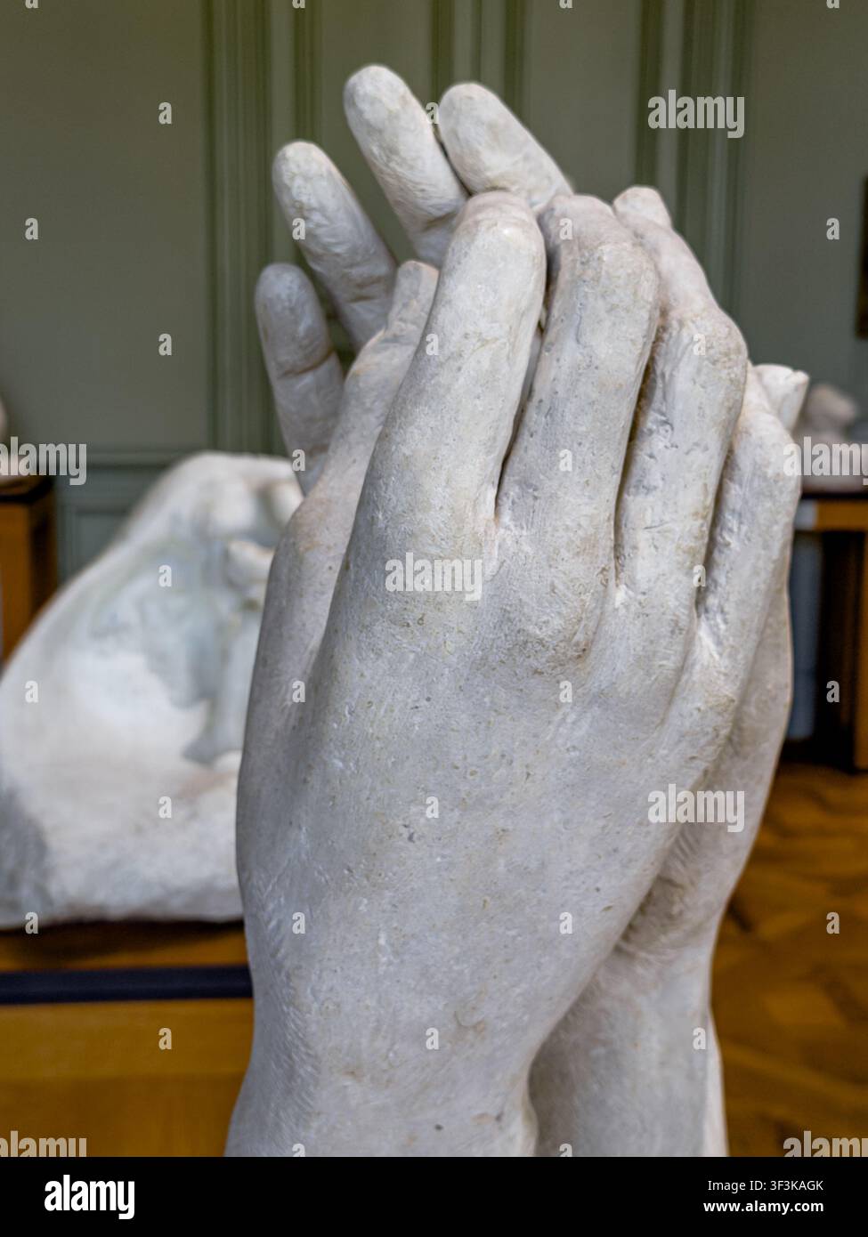 Die Kathedrale von Auguste Rodin, eine Marmorskulptur, die zwei rechte Hände zweier verschiedener Personen darstellt, ausgestellt im Musée Rodin, Paris Stockfoto