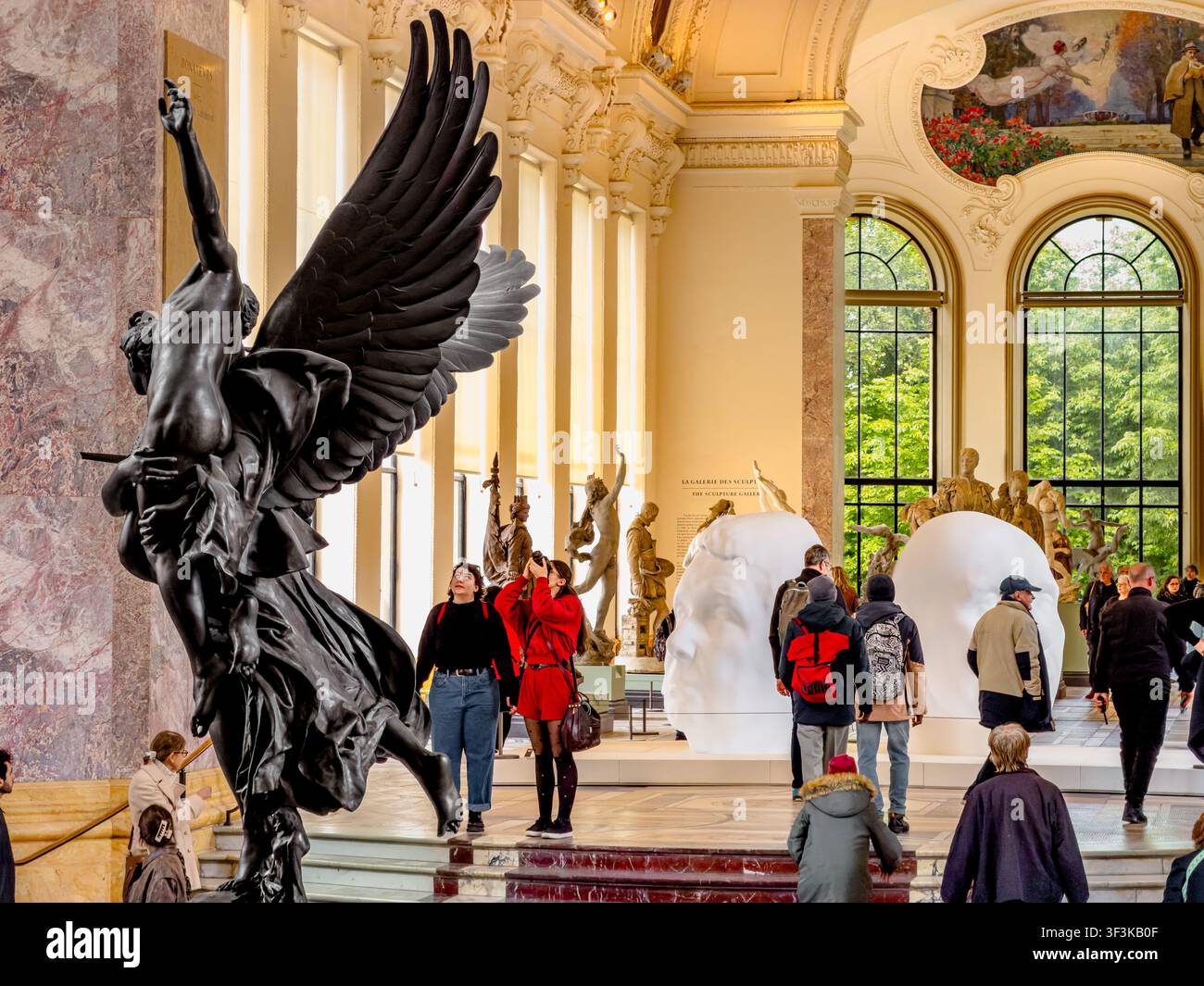 Menschen betrachten die prächtige Sammlung von Gemälden, Skulpturen und anderen Kunstwerken im Le Petit Palais, Paris, Frankreich Stockfoto