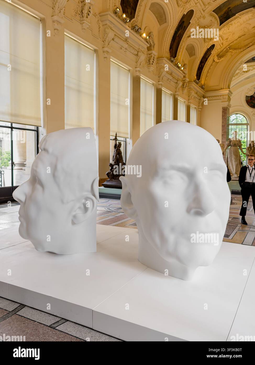 Große weiße Köpfe werden im Petit Palais ausgestellt, eine Kunstinstallation mit dem Titel „Janus“ des berühmten französischen Künstlergespanns Anne und Patrick Poirier Stockfoto