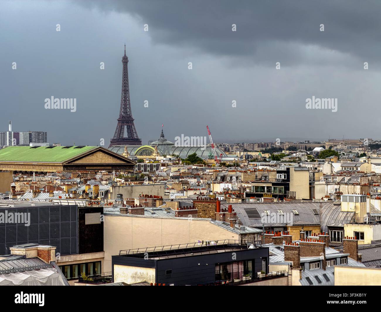 Der Eiffelturm an einem stürmischen Tag von La Terrasse aus, einer Freiluft-Dachgalerie auf der Spitze der Galeries Lafayette, einem gehobenen Kaufhaus in Paris Stockfoto