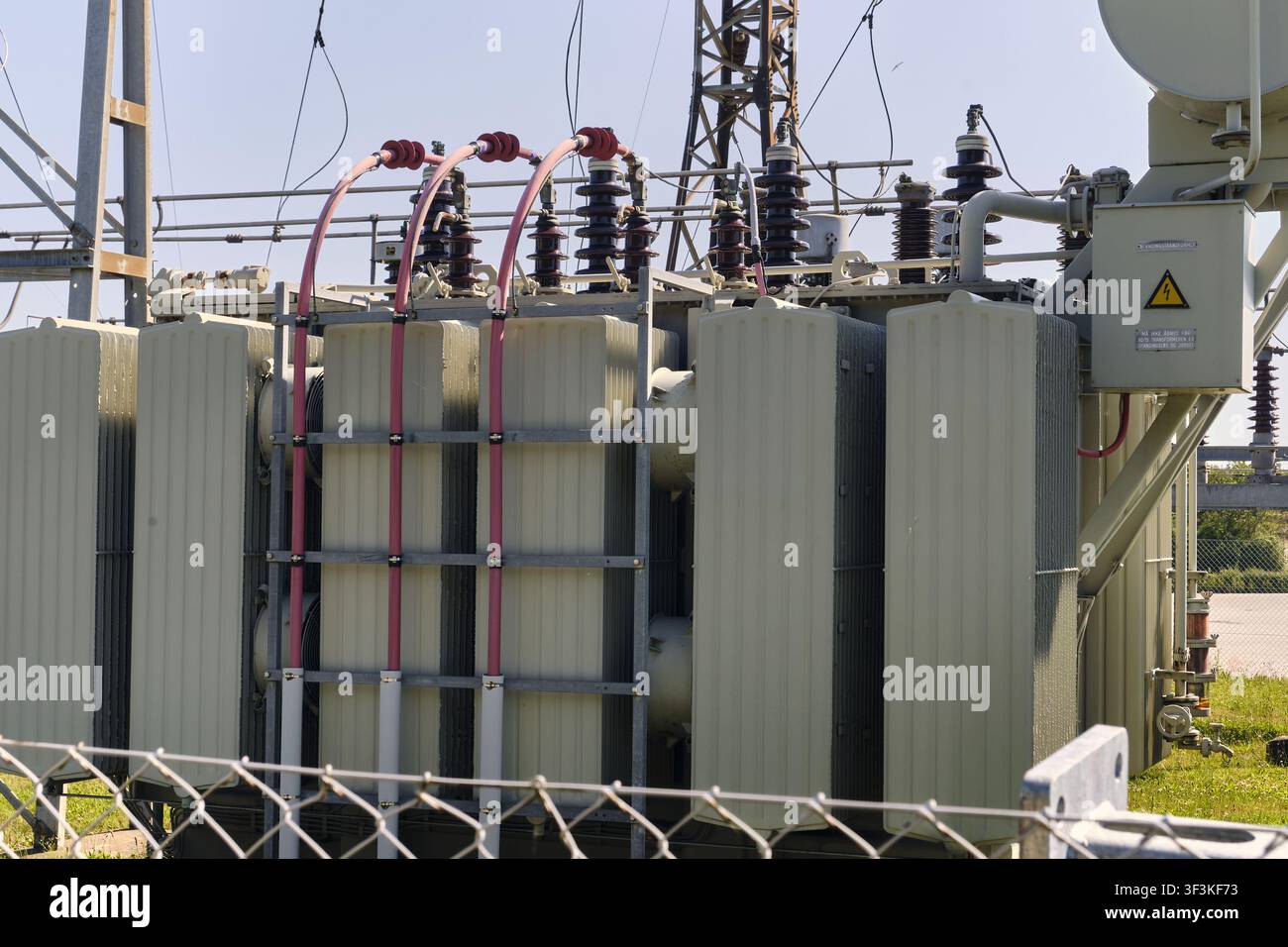 Nordborg, Dänemark – 12. Juli 2026: Blick auf die Hochspannungs Umspannstation im Danfoss-Werk mit industriellen elektrischen Geräten, Metallkühlung Stockfoto