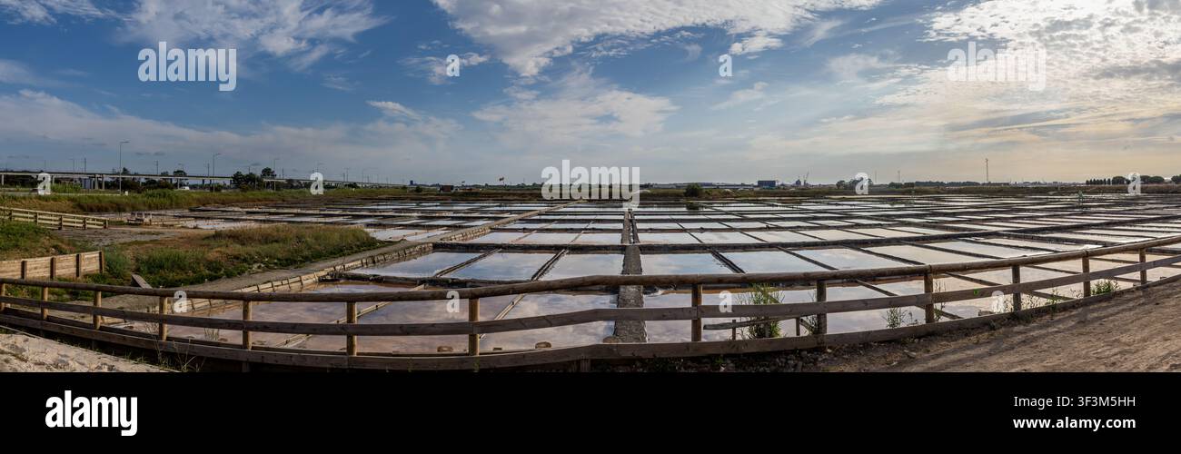 Panoramicblick auf die traditionellen Salinen von Aveiro, Portugal. Reflektierende Verdunstbecken und geometrische Muster. Stockfoto