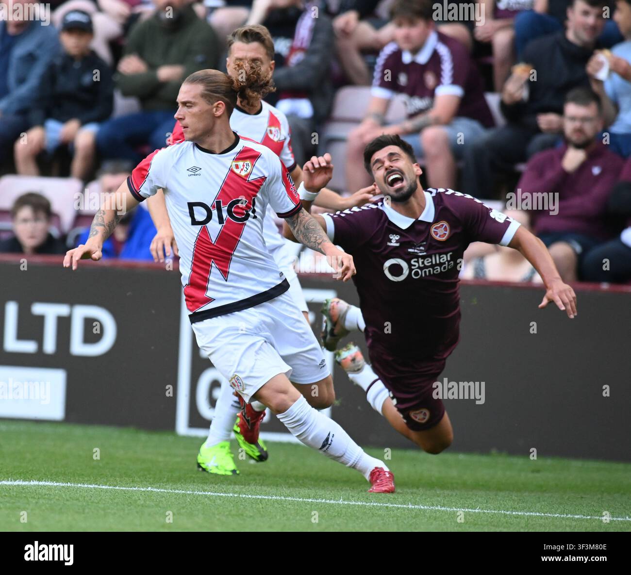 Tynecastle Park. Edinburgh.Schottland.VK. 17. Juli 26. Vorsaison-Freundschaftsspiel Hearts gegen Rayo Vallecano. Marco de las Sias von Rayo Vallecano kämpft Stockfoto
