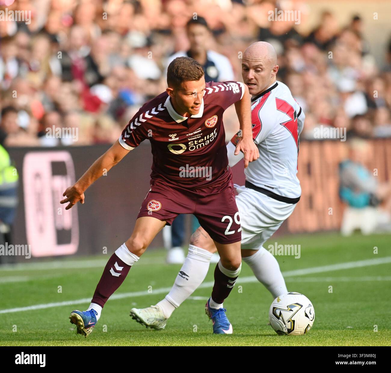 Tynecastle Park. Edinburgh. Schottland. UK. 17. Juli 26. Vorsaison-Freundschaftsspiel Hearts gegen Rayo Vallecano. Sabah Kerjota von Hearts kämpft mit Isi Pa Stockfoto