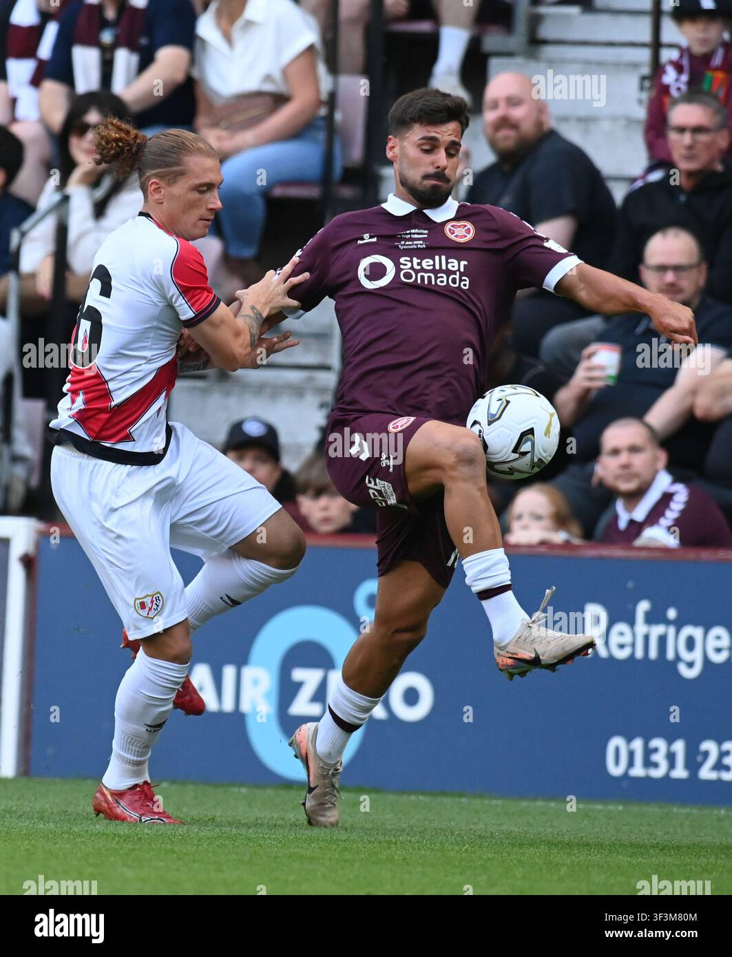 Tynecastle Park. Edinburgh.Schottland.VK. 17. Juli 26. Vorsaison-Freundschaftsspiel Hearts gegen Rayo Vallecano. Marco de las Sias von Rayo Vallecano kämpft Stockfoto