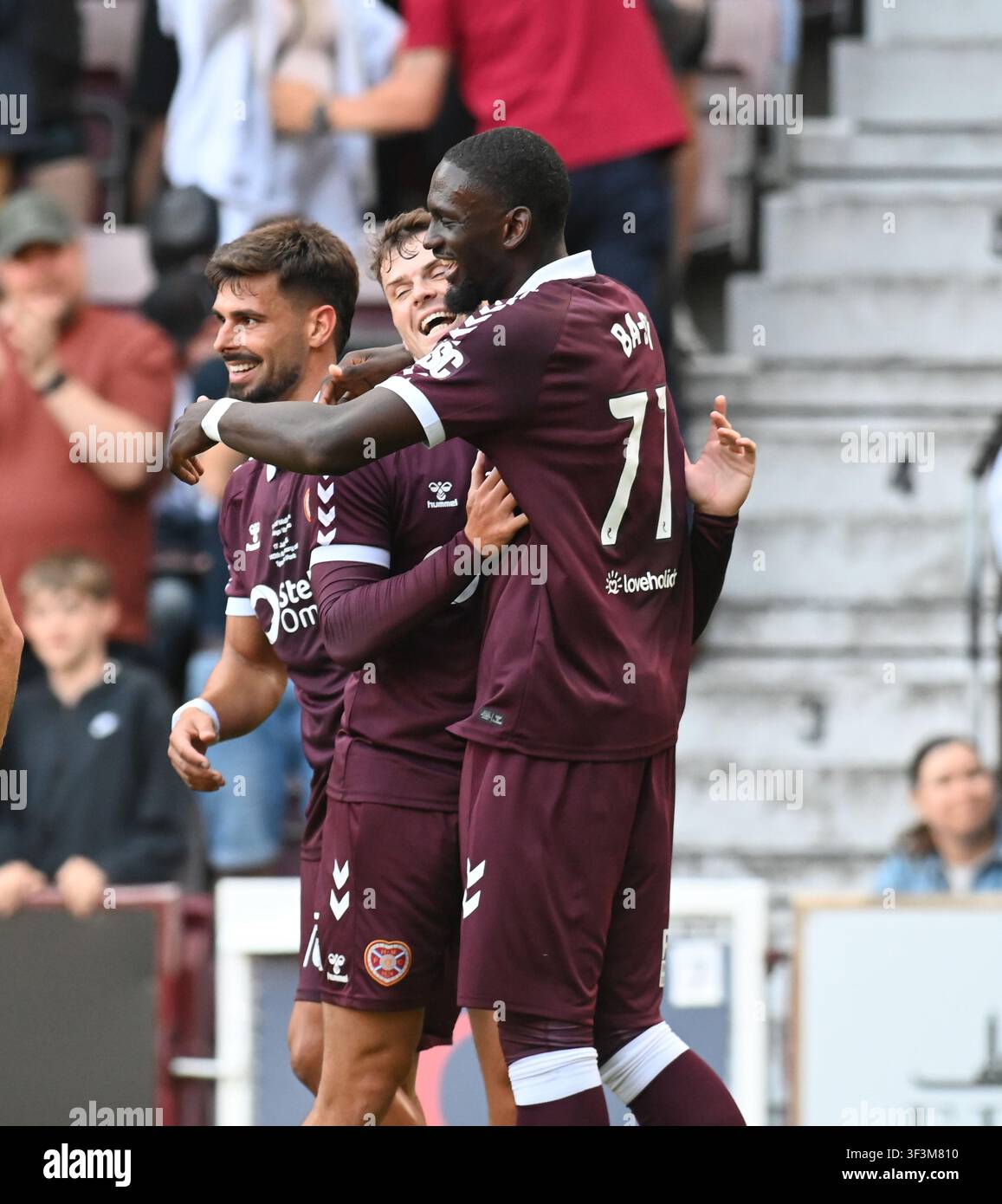 Tynecastle Park. Edinburgh. Schottland. UK. 17. Juli 26. Vorsaison-Freundschaftsspiel Hearts gegen Rayo Vallecano. Hearts Claudio Braga & Josh McPake feiern Stockfoto